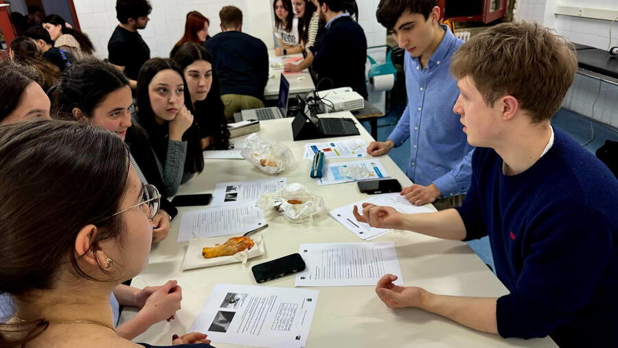 Estudantes participando nun obradoiro de suturas organizado por CoMeF
