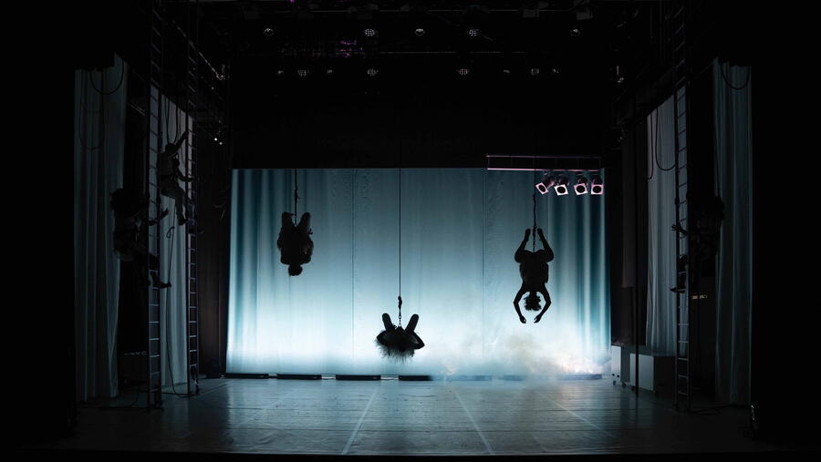 O programa de Faísca Cultural ‘Matemáticas contra o fascismo: a serie clopen’ xira, nunha ocasión máis, arredor dunha produción do Centro Dramático Galego. FOTO: CDG O programa de Faísca Cultural ‘Matemáticas contra o fascismo: a serie clopen’ xira, nunha ocasión máis, arredor dunha produción do Centro Dramático Galego. FOTO: CDG