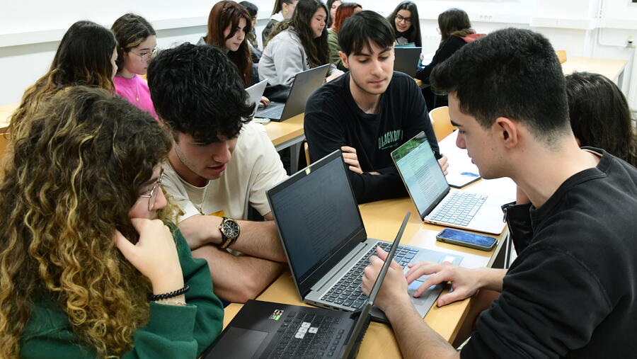 Imaxe de arquivo de estudantado realizando un traballo en equipo. FOTO: Santi Alvite