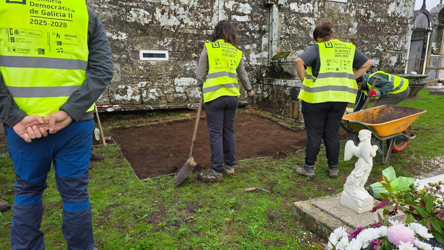 Os traballos de exhumación comezaron xa en Luou. Foto: Lentes Diverxentes