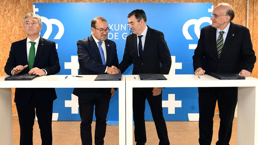 O reitor e o conselleiro saúdanse en presenza de Manuel Reigosa (á dereita da foto) e Ricardo Cao. Foto: Santi Alvite