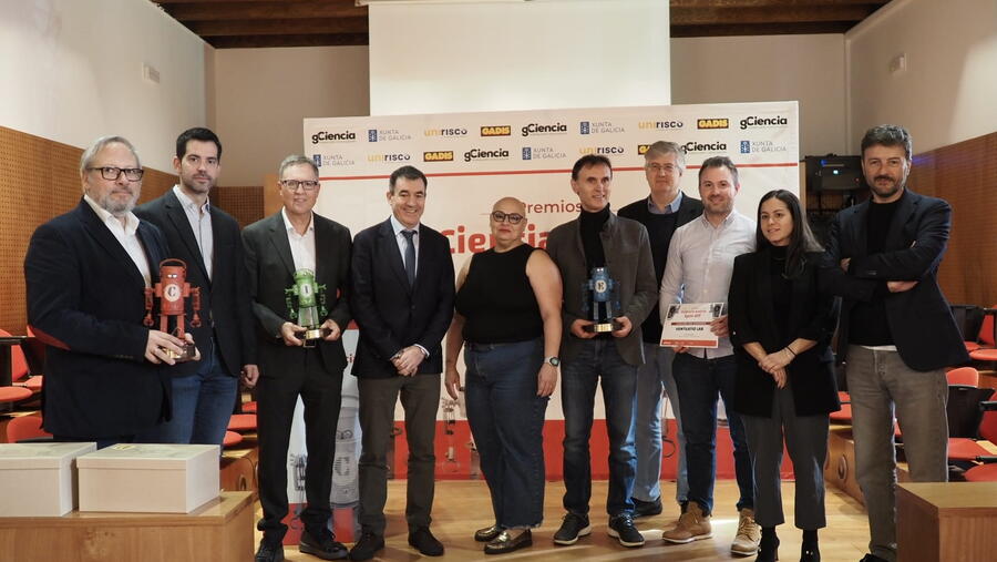 Foto de familia de autoridades e persoas premiadas