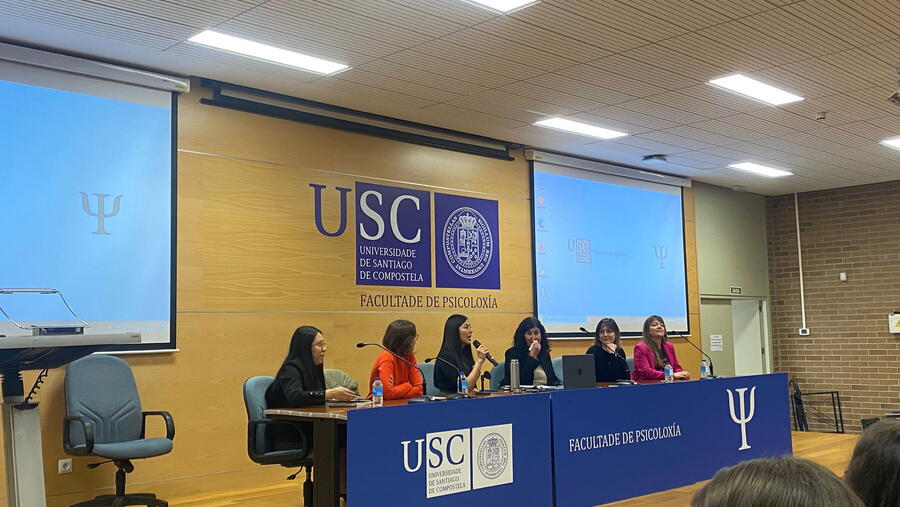 Mesa do coloquio “As mulleres na ciencia: existir, resistir e transformar”. 