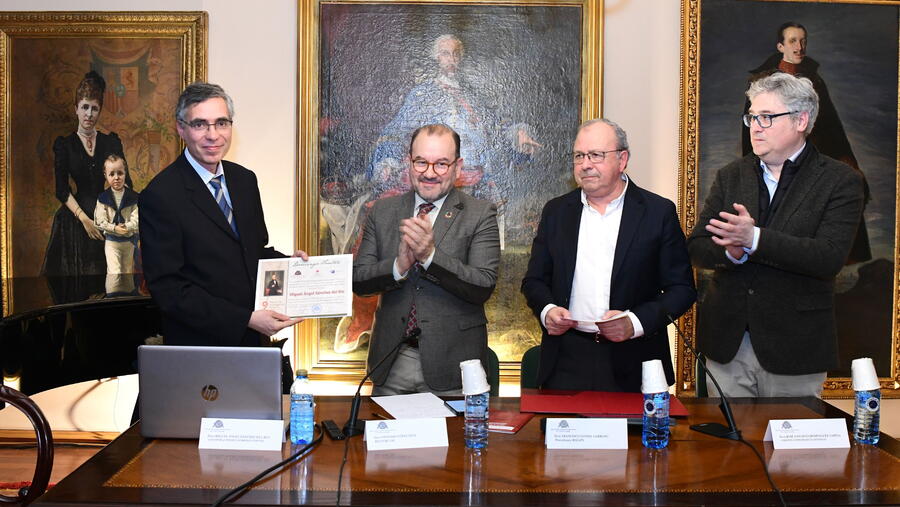 Sánchez del Río (primeiro pola esquerda) é mestre especialista en Educación Musical 