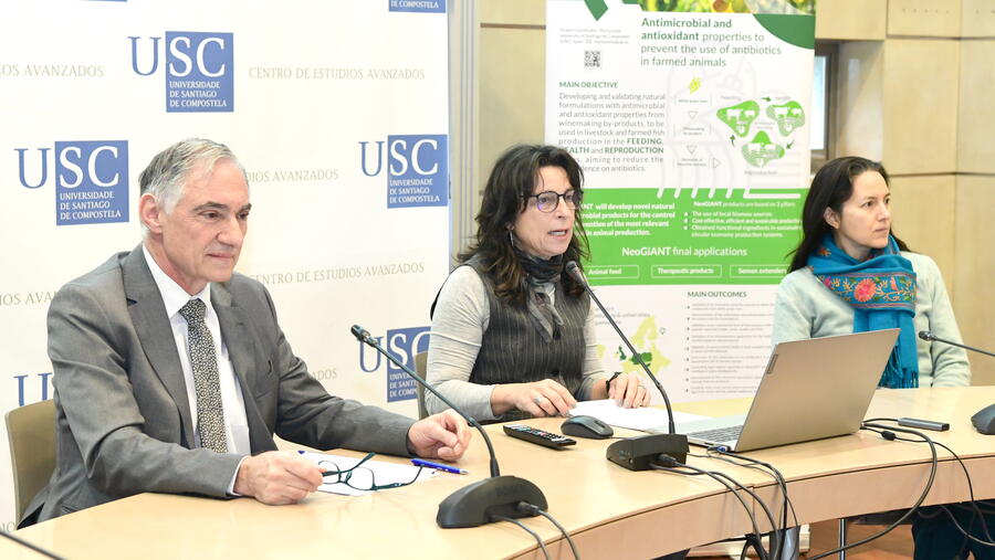 A profesora Marta Lores, no centro da imaxe, presentou os resultados do proxecto no CEA. FOTO: Santi Alvite