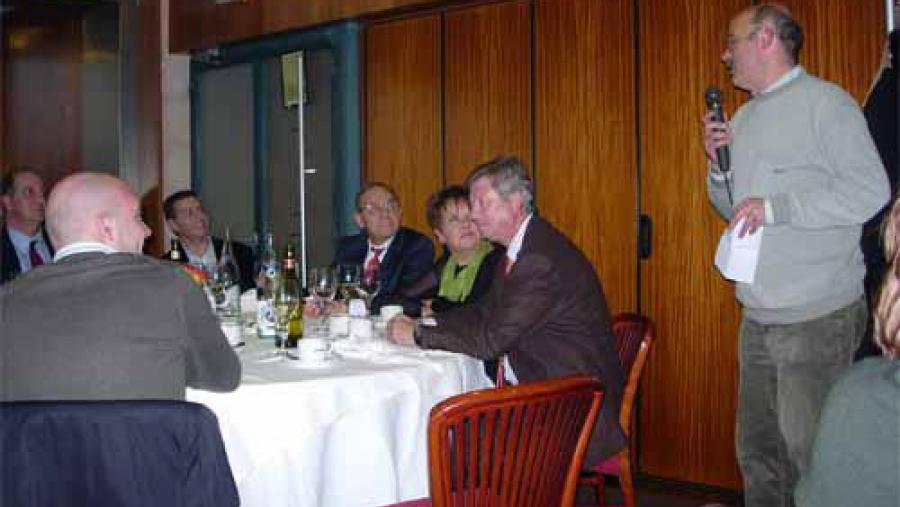 Instante do xantar homenaxe a Félix Navaza, coa intervención do seu compañeiro Manuel Clavero