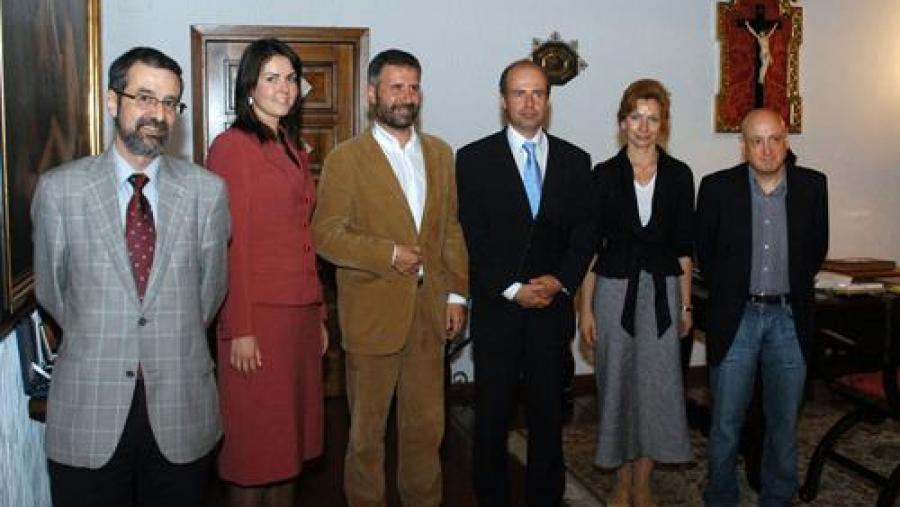 De esquerda a dereita, o vicerreitor de Oferta Docente e EEES, Máximo Plo; a agregada de Cultura e Educación da Embaixada, Zuzana Skalná; o vicerreitor de Relacións Institucionais, Lourenzo...