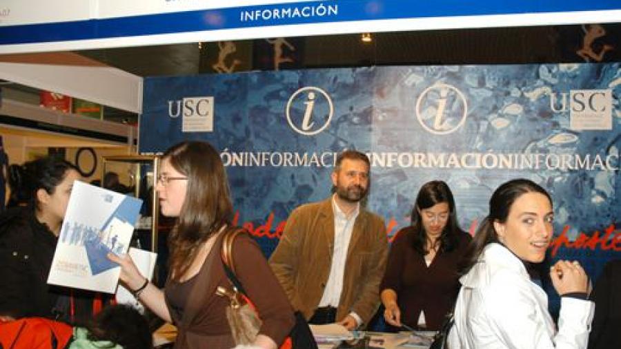 Representantes da USC informaron aos numerosos estudantes de bacharelato que participaron no Forum Orienta 2007