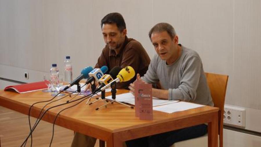 Eduardo Ochoa do grupo Fonmiñá e o director do Espazo de Danza da Universidade Juan Carlos Zahera explicaron os programas das actividades presentadas