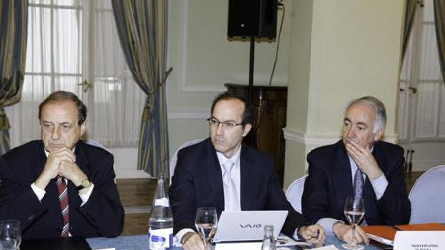 De esquera a dereita, o reitor da Pontificia Católica de Chile, Pedro Pablo Rosso, Senén Barro e Fernando Tejerina