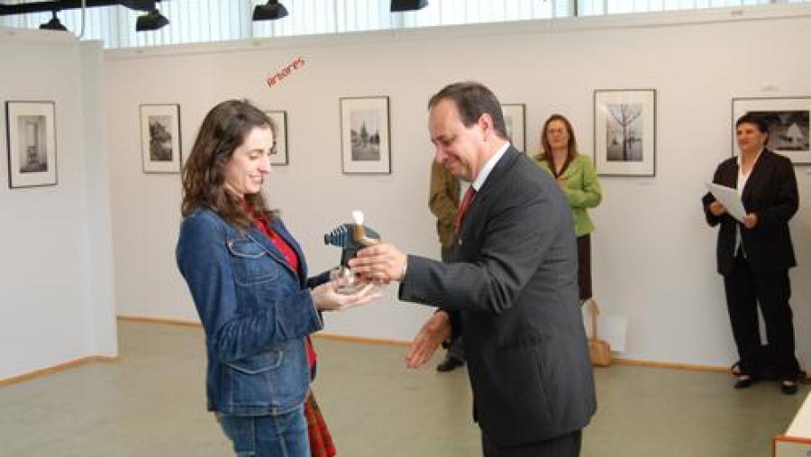 Carlos Herrero entregándolle o premio a Carlota Fernández pola película de nivel medio máis alto