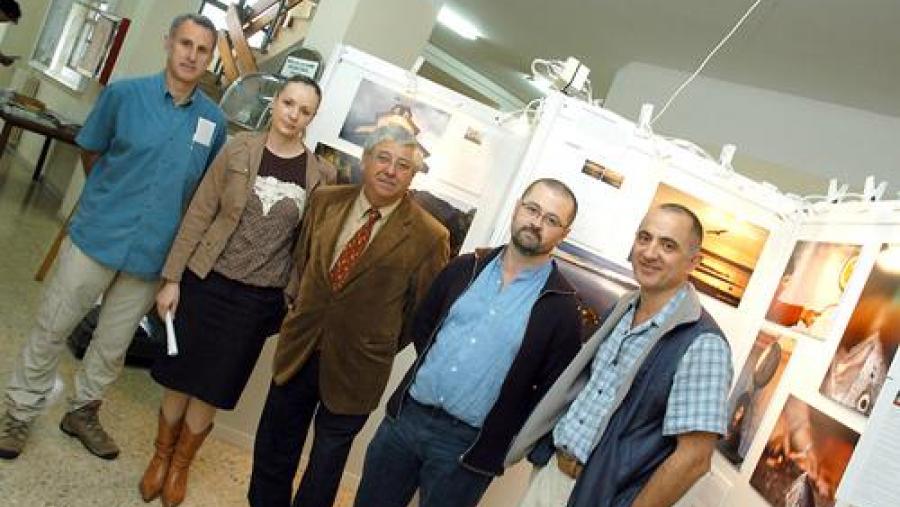 O decano de Farmacia, no centro, acompañado dos profesores autores da mostra Javier Amigo e Manuel Antonio Rodríguez, o fotógrafo Eduardo Javier Castro e a escritora Beatriz Vázquez