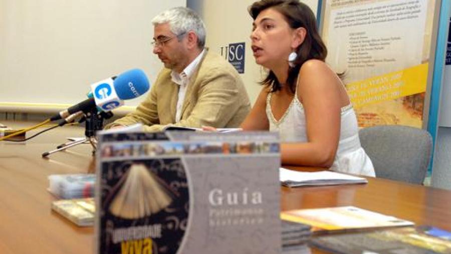 O vicerreitor de Cultura, Elias J. Torres, xunto coa coordinadora de 'Universidade Viva', Lanzada Calatayud durante a presentación dos datos