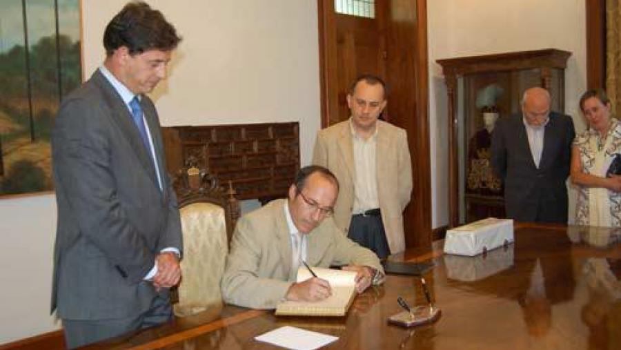 O reitor da USC asinou no Libro de Ouro da Deputación