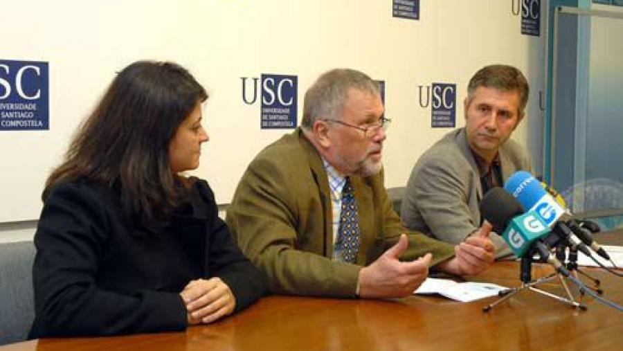 De esquerda a dereita:  a secretaria executiva do Grupo Compostela, Beatriz Iglesias; o seu presidente, Michael Cooper; e o vicerreitor de Relacións Institucionais, Lourenzo Fernández