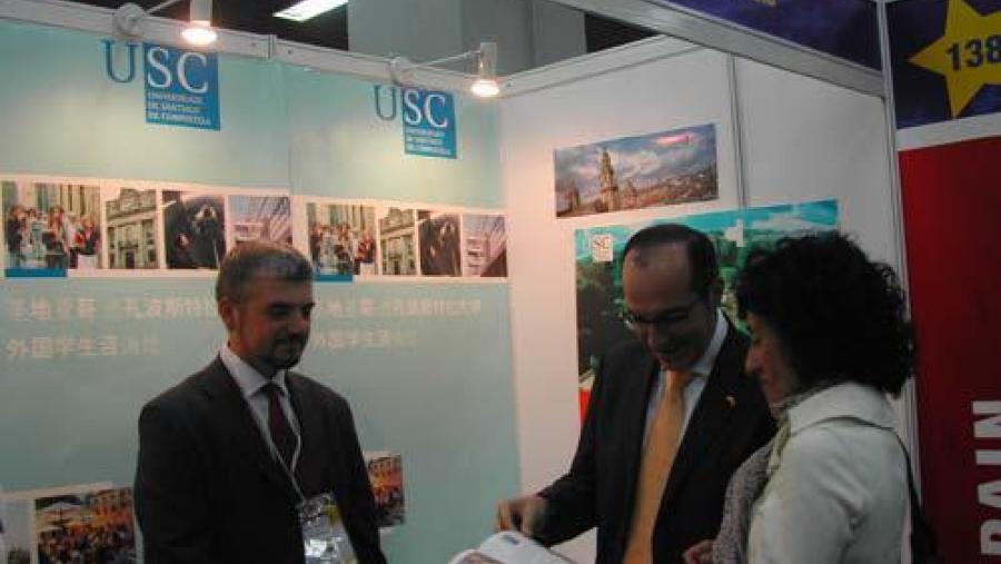 A ministra de Educación, acompañada polo reitor compostelán, visitou o stand que a USC expón na Feira de Educación Superior de Beijing