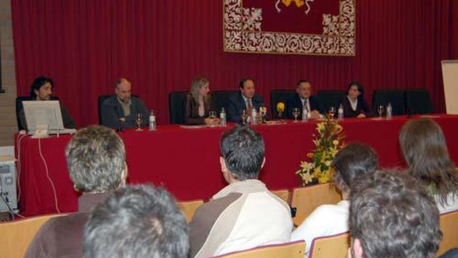 O vicerreitor de Coordinación do Campus de Lugo estivo acompañado na inauguración pola vicepresidenta da Deputación e o subdirector da EPS,ademais doutros membros da organización do curso