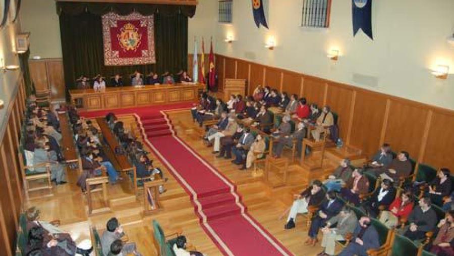 Entre 2005 e 2007 a USC incorporou ao seu claustro docente a preto de 200 docentes