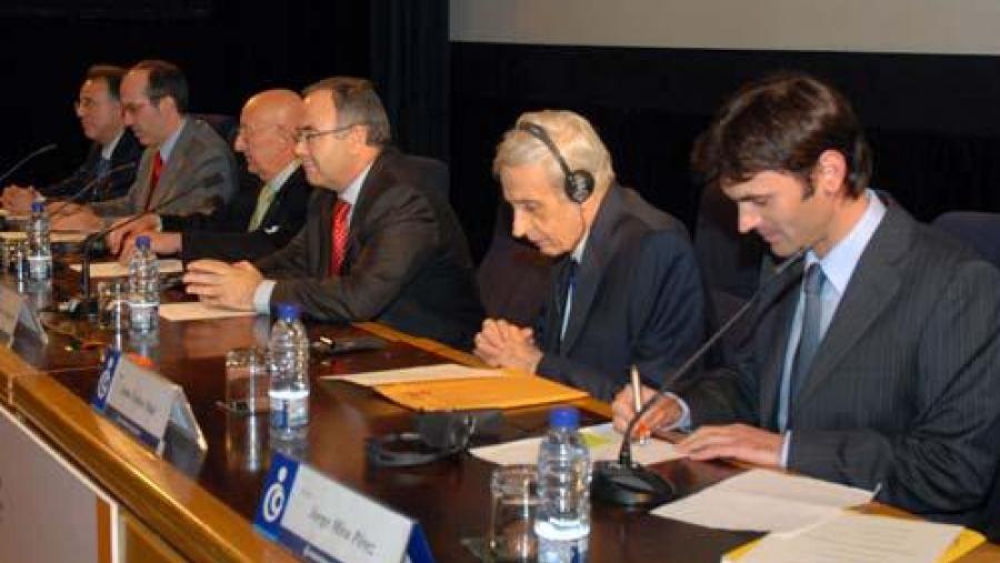 Na conferencia acompañaron a Nash (segundo pola dereita) o reitor e o alcalde de Santiago, entre outras personalidade