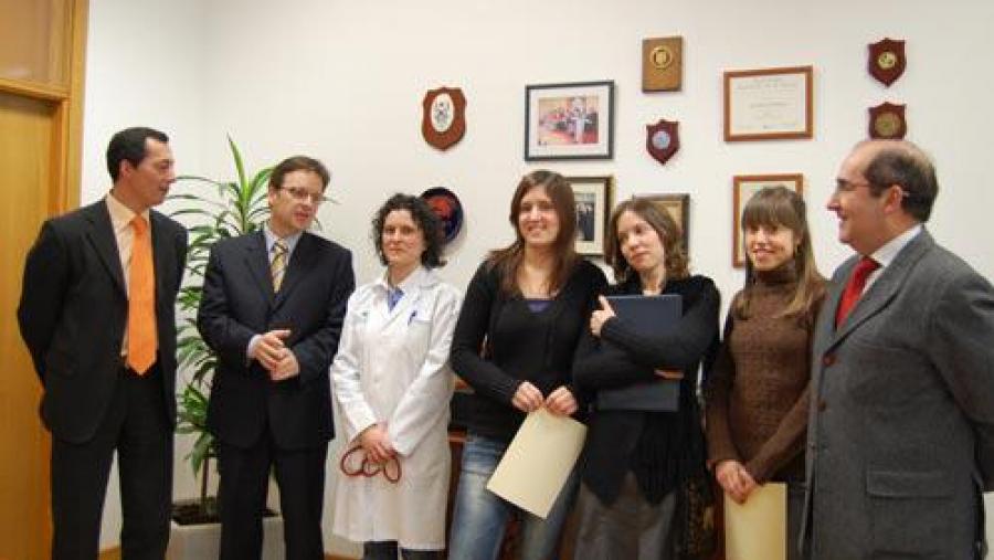 As tres novas bolseiras recibiron as súas credencias de mans do director do Instituto de Desenvolvemento de Caixanova, Calos Pallares, e en presencia dos responsables do hospital