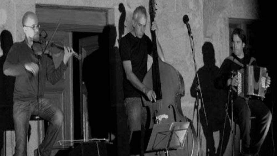 Os tres integrantes do grupo, durante unha das súas actuacións