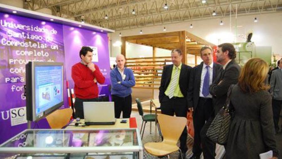 A comitiva de inauguración, visitando o stand da USC