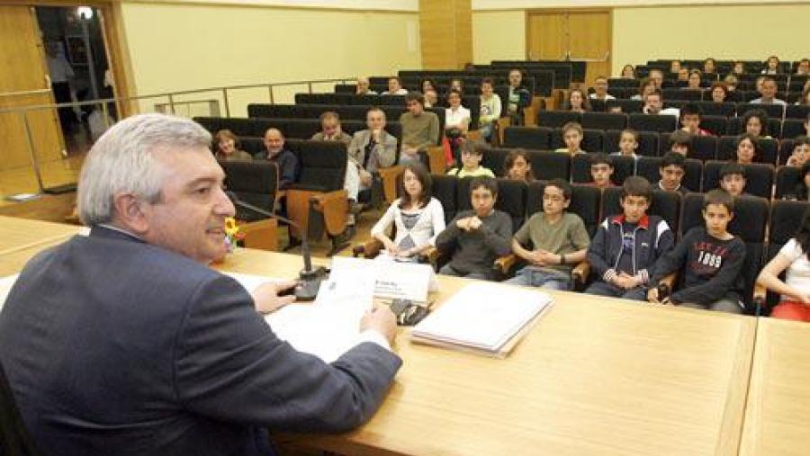 O decano Juan Viaño dirixiu unhas palabras afectousas aos rapaces participantes