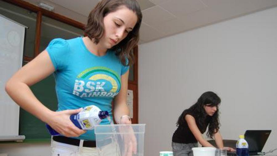 Laura Naveiras e Sara Mera realizaron experimentos de Física ante o xurado universitario