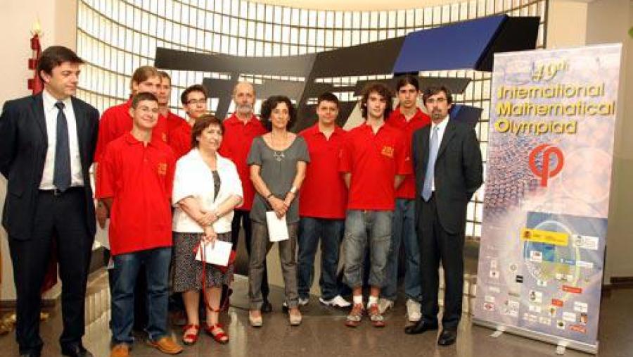 A ministra co equipo que representará a España na Olímpiada Matemática Internacional xunto coa presidenta da Real Sociedad Matemática Española, o decano da Facultade de Matemáticas da Complutense e o...