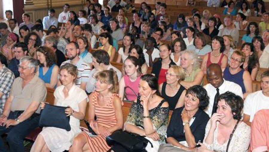 Os estudantes proceden de maís de vinte e cinco países