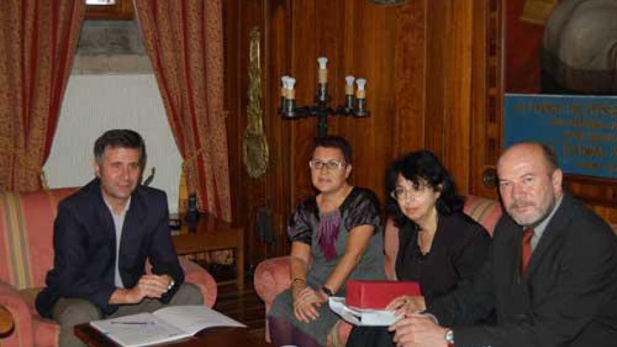 O vicerreitor Lourenzo Fernández, acompañado da profesora Laura Pino recibiu en San Xerome a Olga Galatanu e Loïc Fravalo