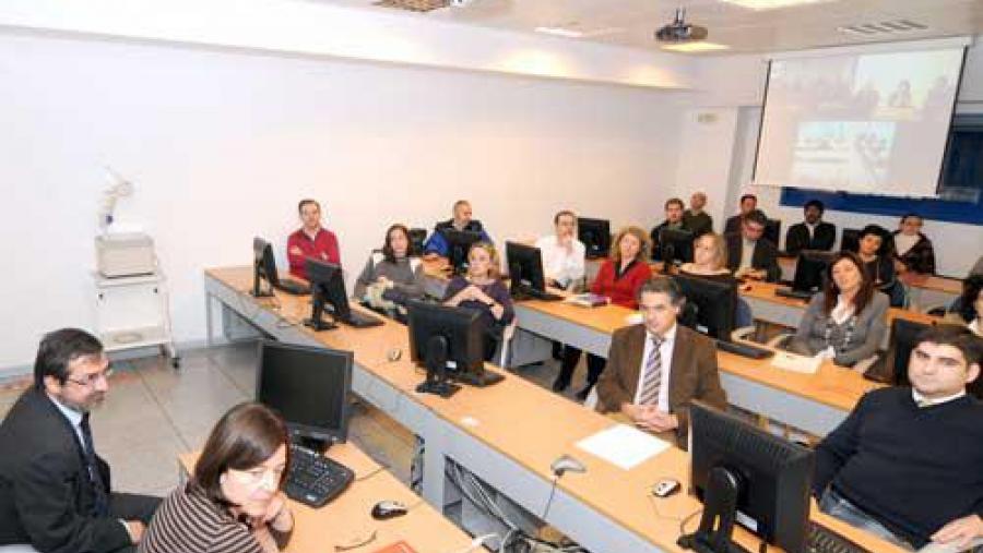 A conselleira reuniuse con alumnos e profesores dos graos e posgraos actualmente en marcha na Facultade de Matemáticas