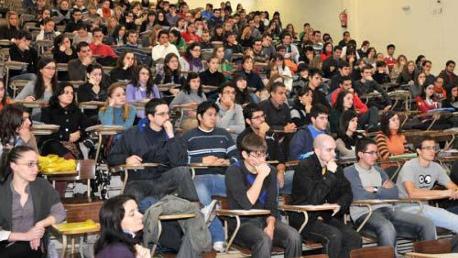 A presentación do Club contou coa asistencia de numerosos universitarios interesados na iniciativa, da que xa forman parte máis de cen estudantes