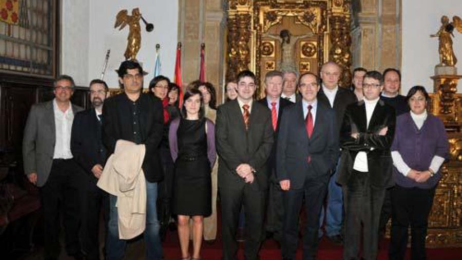 O profesor Pereira posando co equipo decanal e con membros do consello de dirección da USC