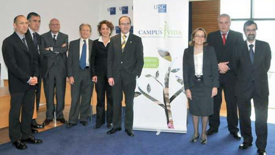 O comité asesor (á esquerda) posa no Cactus co reitor e parte do equipo de goberno da USC O comité asesor (á esquerda) posa no Cactus co reitor e parte do equipo de goberno da USC