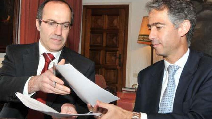 Senén Barro e Benito Vázquez nun momento da sinatura celebrada no despacho reitoral
