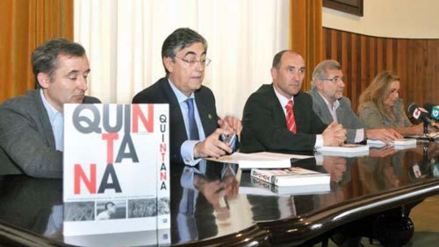 De esquerda á dereita: Antonio Azaustre, director académico do Servicio de Publicacións da USC; Salvador Fernández Moreda, presidente da Deputación da Coruña; Juan Monterroso, decano da facultade de...