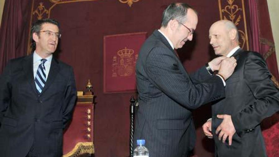 O reitor Senén Barro impúxolle a Insignia a Lamazares en presenza do presidente da Xunta, Alberto Núñez Feijóo O reitor Senén Barro impúxolle a Insignia a Lamazares en presenza do presidente da Xunta, Alberto Núñez Feijóo