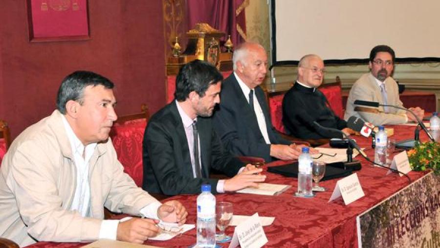 O reitor Juan Casares, no centro, presidiu o acto inaugural