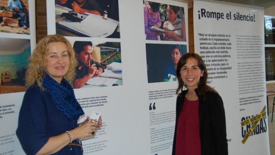 A directora da Escola de Enfermaría Mª Asunción Núñez Magdalena e María Díaz, representante de Médicos Sen Fronteiras, ante os paneis da mostra inaugurada