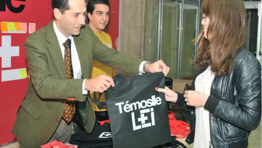 A campaña, que sorprendeu aos universitarios do centro dende primeiras horas, contou co participación do decano da Facultade