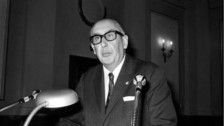 Cunqueiro no discurso do Bimilenario da cidade de Lugo. Foto Fondo Vega.