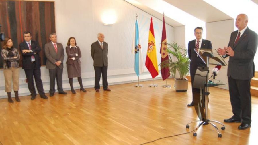 Bueno e Casares Long durante o acto celebrado en Lugo, ao fondo membros do equipo de goberno da USC