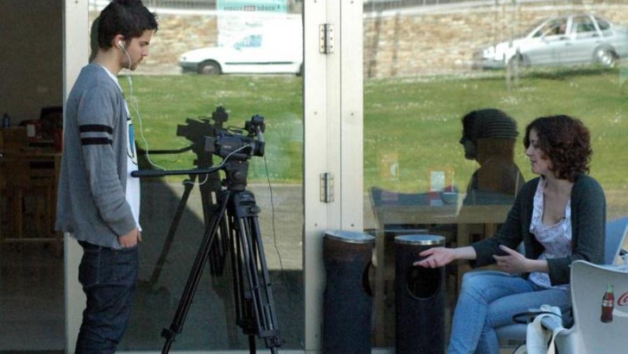 Alumnos de Ciencias da Comunicación colaboran na realización dos videomatóns. Foto Alfonso
