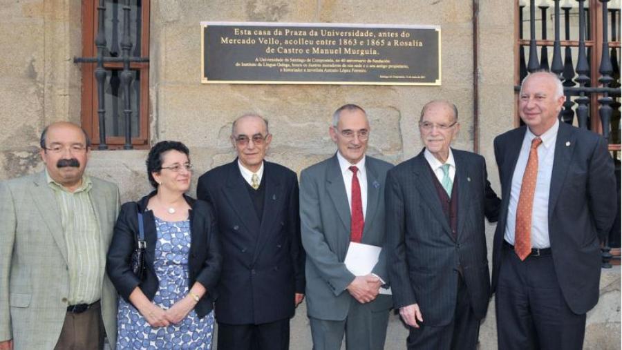 Diante da placa conmemorativa, de esquerda a dereita, Xosé Luis Couceiro, Rosario Álvarez, Ramón Lorenzo, Antón Santamarina, Xerardo Fernández Albor e Juan Casares Long