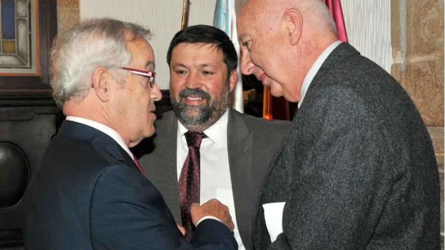 Gómez-Reino e Casares conversan en presenza do ministro