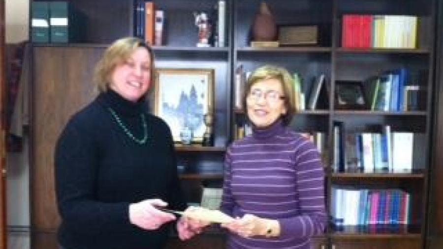 A responsable de calidade da Facultade de Ciencias Económicas, Mercedes Tato, recollendo a certificación de mans da vicerreitora Benita Silva