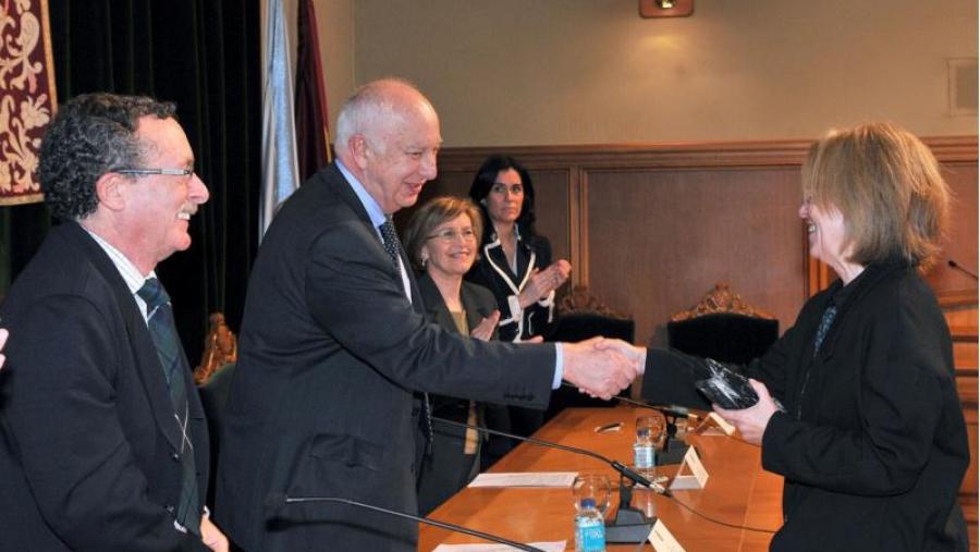 Monserrat Nogueira recibiu de mans do reitor o recoñecemento ao Seminario Mulleres e Universidade