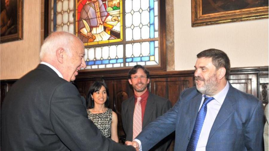 O reitor felicita a Antonio Mosquera en presenza dos integrantes do equipo de dirección. Foto: Santi Alvite