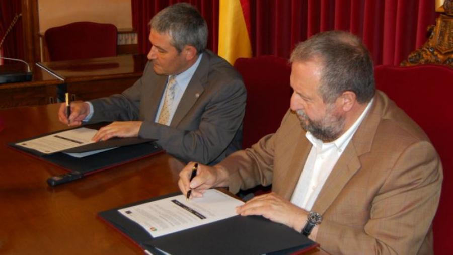 Pedro García Herradón (esquerda) e Clemente López Orozco, durante a sinatura do convenio de colaboración entre a USC e o Concello de Lugo para o proxecto 'Muralla Dixital'